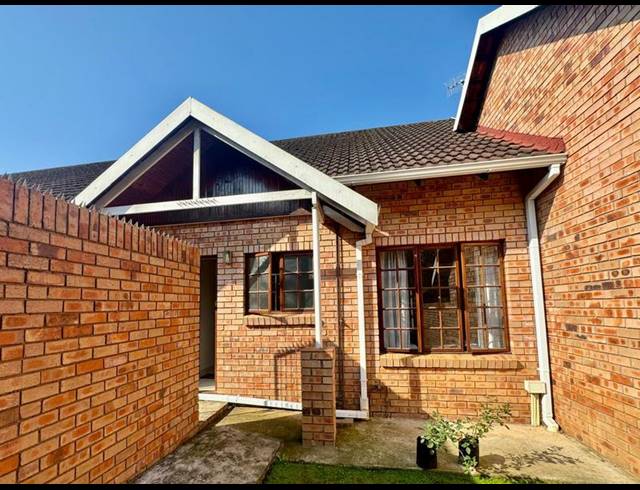 2 BEDROOM TOWNHOUSE FOR SALE IN MONTROSE